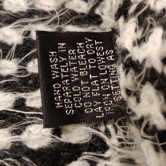 Cyrus fuzzy black and white sweater size small - Picture 7 of 7